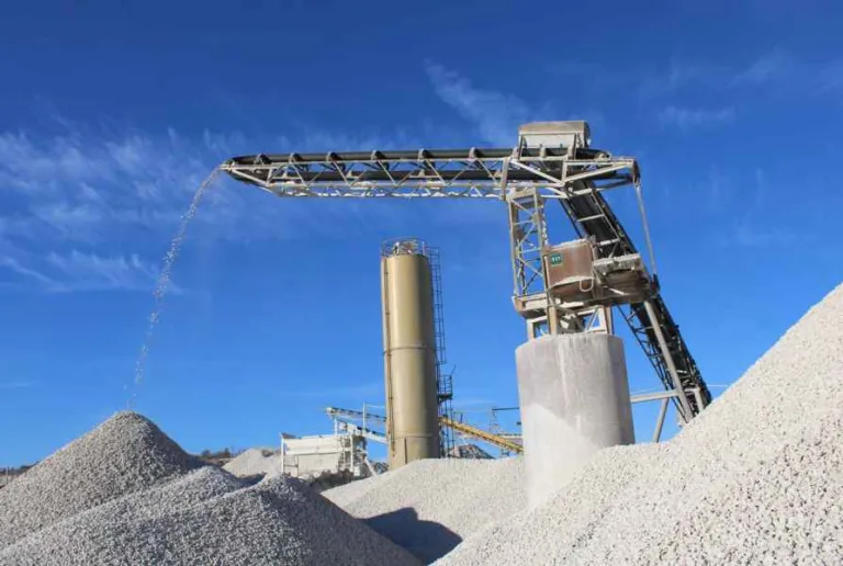 Prévention des risques dans les carrières de granulats : EPC et EPI